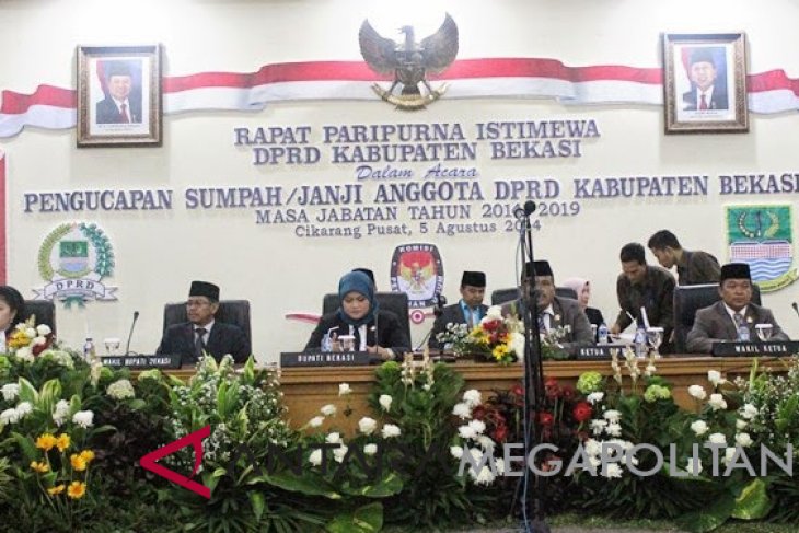 Gaji empat legislator Bekasi dihentikan