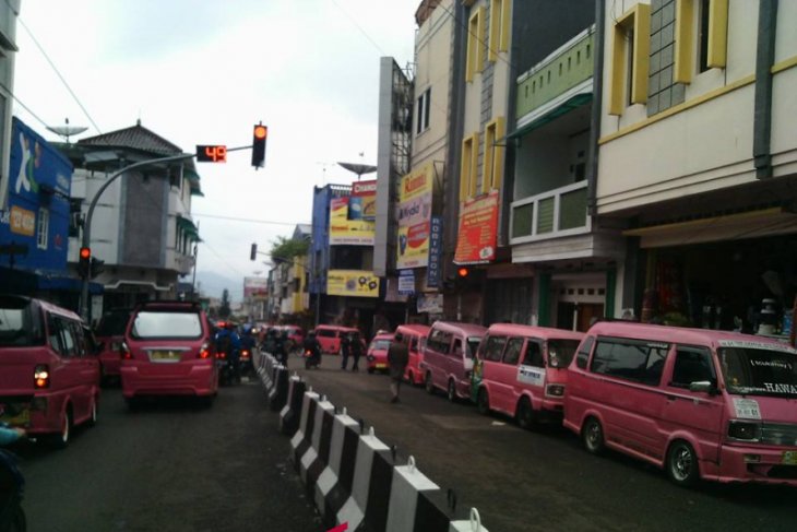 Ribuan angkot konvensional di Sukabumi tidak beroperasi, ada apa?