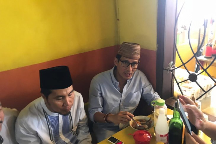 Sandiaga menikmati bakso Pak Eddy Probolinggo