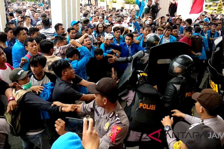 Mahasiswa dan polisi terlibat bentrok dalam unjuk rasa di Jambi (video)