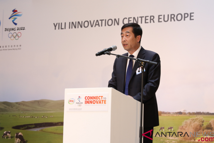 Creating core power in China's dairy industry by innovation and re-upgrading global wisdom chain of Yili
