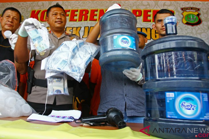 Pemalsuan Produk Air Minum Kemasan Galon antarafoto pemalsuan air kemasan galon 280918 bal 1 - Pemalsuan Produk Air Minum Kemasan Galon