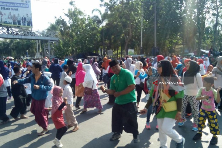 Ribuan Santri di Kediri Goyang Dayung