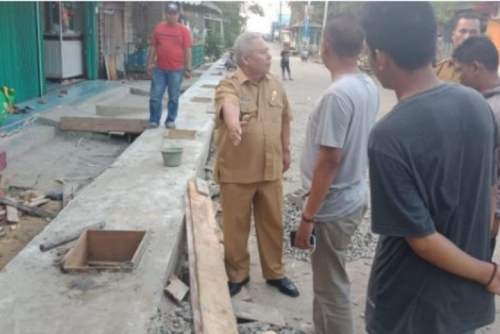 Bupati Tanjabbar pantau pembangunaan drainase kota