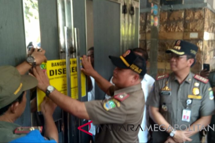 Satpol-PP Bekasi menutup 37 tempat hiburan malam