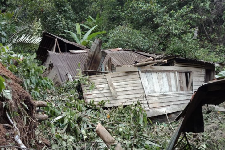Satu unit rumah rusak dihantam longsor di Sitahuis