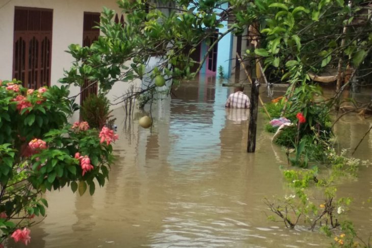 Dampak banjir, tanggul di Langkat jebol
