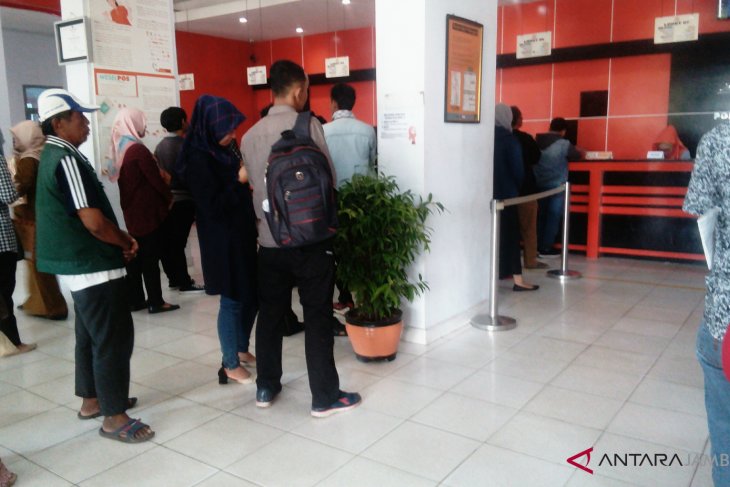 Pelamar Antre Kirim Berkas Cpns Di Kantor Pos Jambi Antara