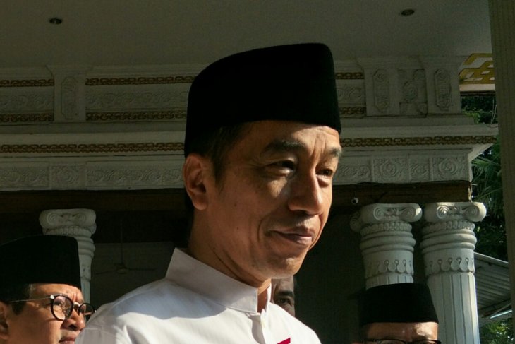 Jokowi Tahu Pendukungnya Dari Salaman Dengan Warga