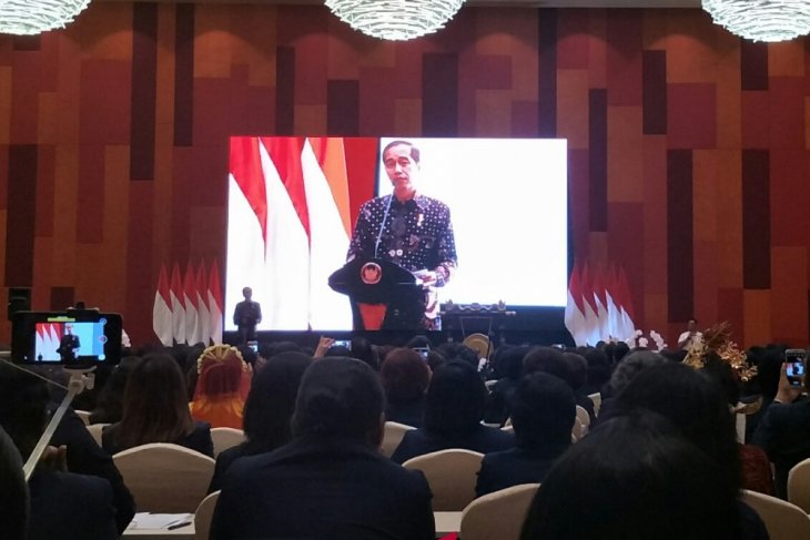 Ketika Presiden Jokowi tantang ibu-ibu pengetahuan harga sembako