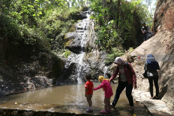 Wisata Air Terjun Roro Kuning