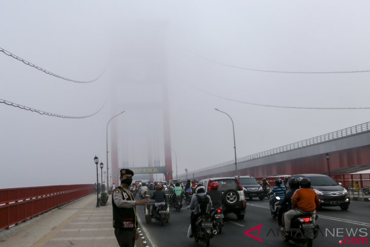 Kabut asap di Sumsel semakin pekat, jam masuk sekolah diundur