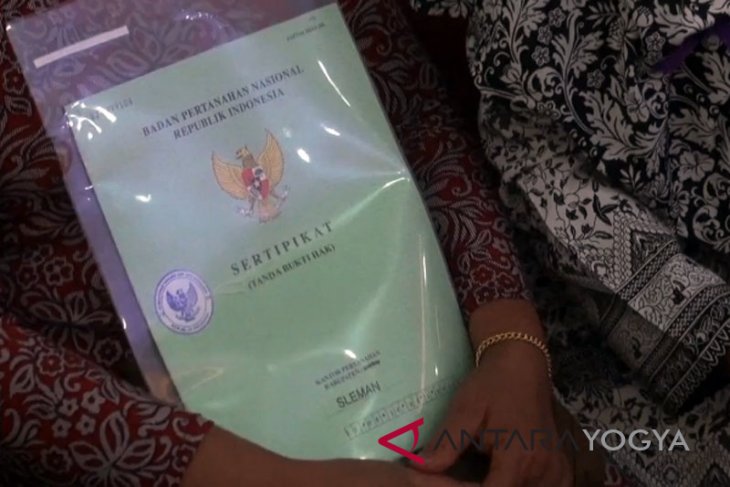 Desa Dataran Kempas Tanjabbar menerima penghargaan Kemendagri