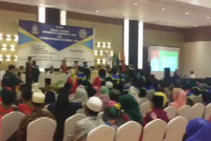 Universitas Adiwangsa Jambi wisuda lulusan pertama
