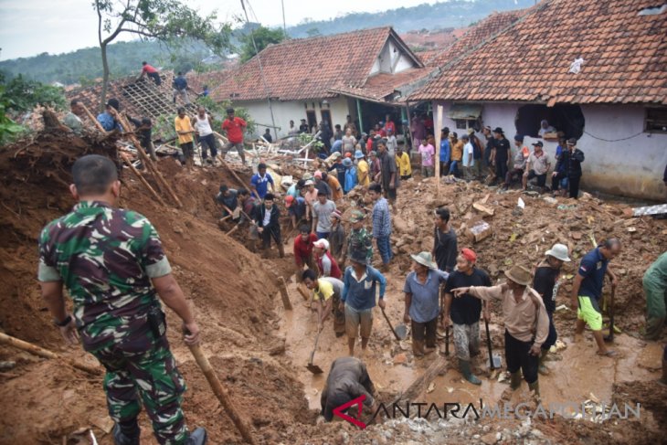 Pemkab Purwakarta ganti tempat tinggal korban longsor