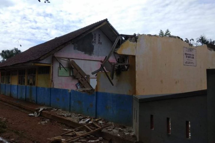 Ruang kelas SDN ambruk akibat hujan deras