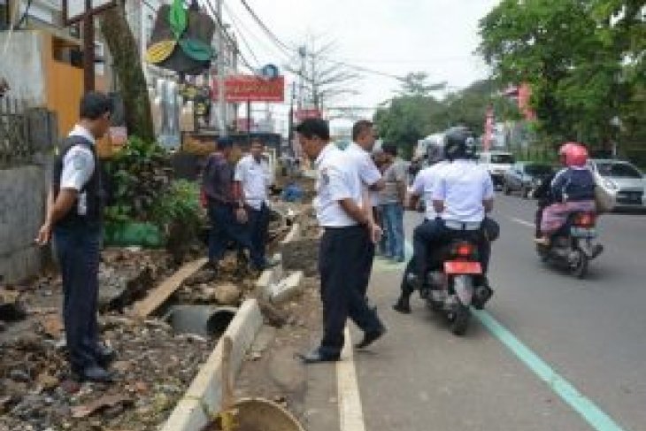 Antisipasi banjir Dishub Sukabumi perbaiki lima titik drainase
