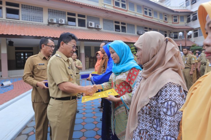 875 Pegawai Kota Tangerang Terima Penghargaan Satyalencana Karya Satya