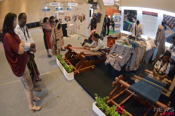 Visitors watch craftsmen work at a pavillion at CreatiVillage World Conference on Creative Economy (WCCE) di Nusa Dua, Bali, Tuesday (6/11/2018). Image: ANTARAFOTO/Fikir Yusuf