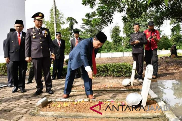 Bupati Batanghari tabur bunga di Makam Pahlawan