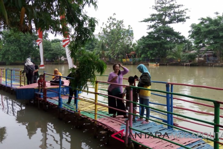 Wisatawan Lokal Mulai Sambangi Hutan Bambu Bekasi Antara