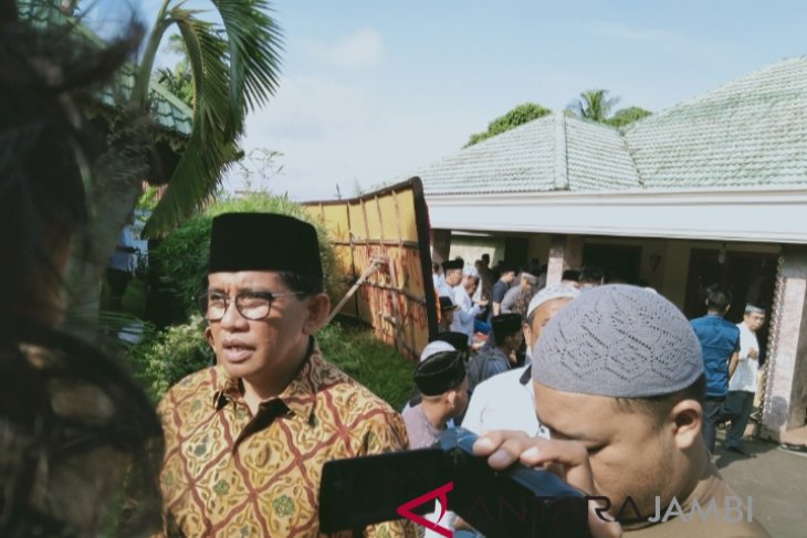 Bakri: keluarga berharap Zumi Zola datang dipemakaman ayahanda