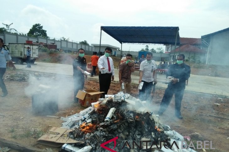 Kejari Pangkalpinang musnahkan 1.905 slop rokok ilegal