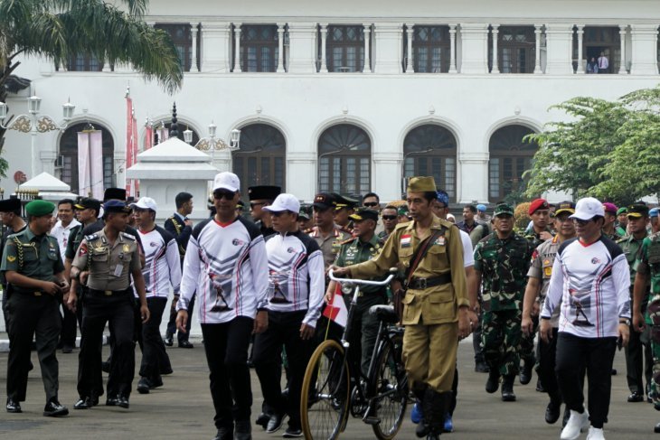 Presiden berdandan ala pejuang kemerdekaan saat