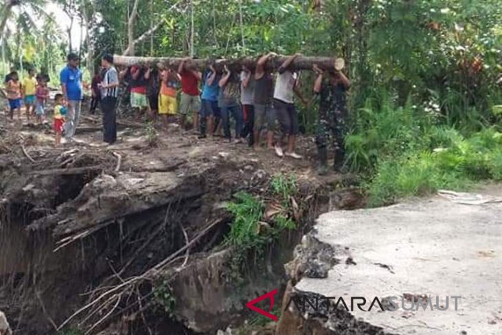 Jalan di Nias Barat amblas akibat hujan deras