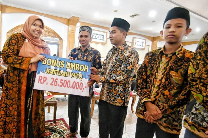 Bupati Muarojambi berangkatkan umroh juara MTQ