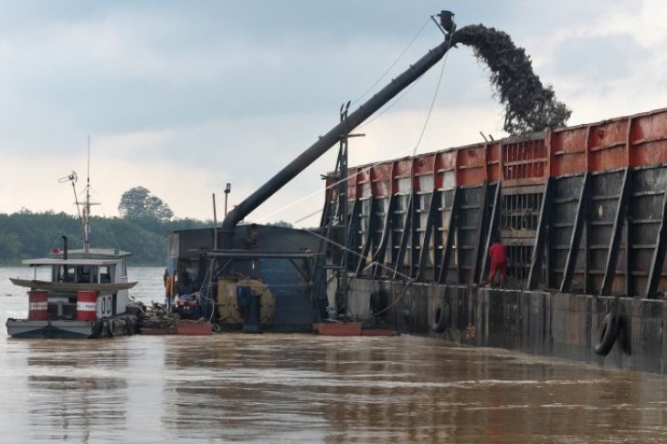 Aktivitas penambangan pasir di Sungai Batanghari