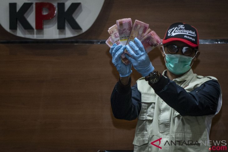Bupati Pakpak Bharat terima uang dari kepala dinas, kata KPK
