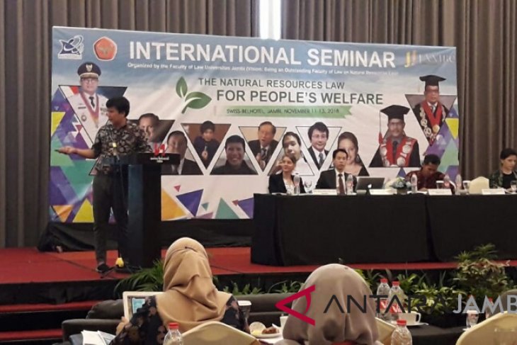 Narasumber luar negeri sampaikan paparan pada seminar hukum SDA
