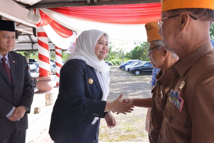 Bupati-Wabup Muarojambi bercengkerama dengan para veteran