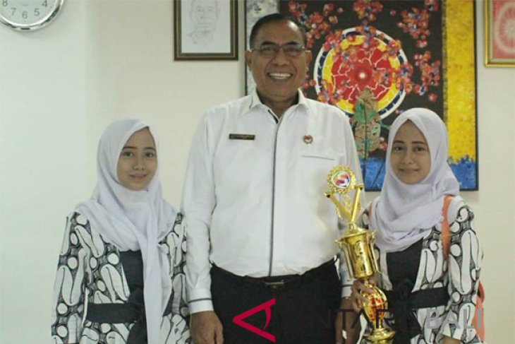 Mahasiswa kembar Undiksha raih juara bersamaan