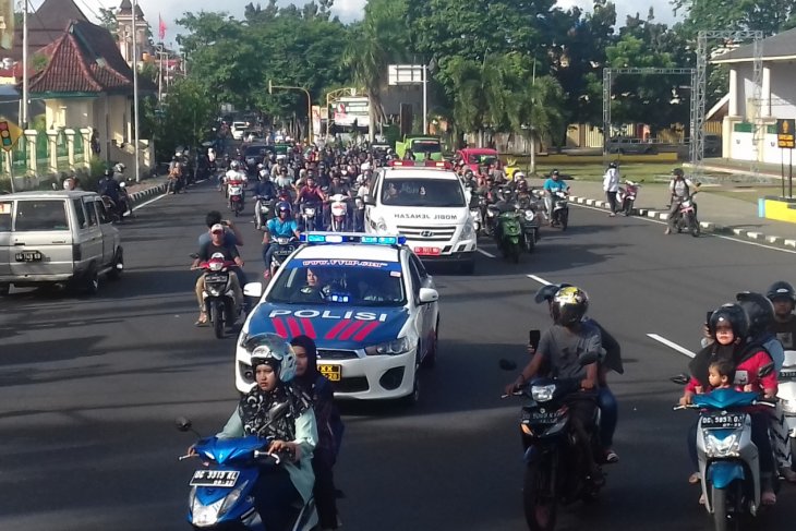 Isak tangis warnai pemakaman Herman Seventeen