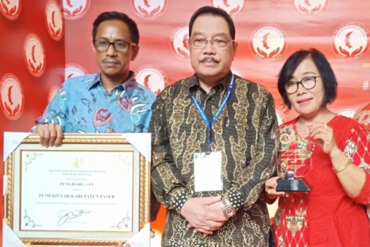 Bupati Paser Terima Penghargaan Peduli HAM