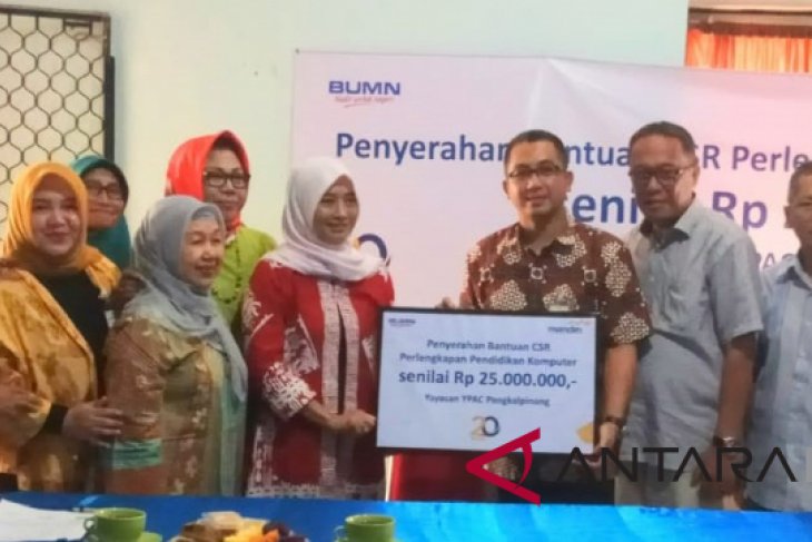Bank Mandiri bantu komputer sekolah disabilitas Pangkalpinang