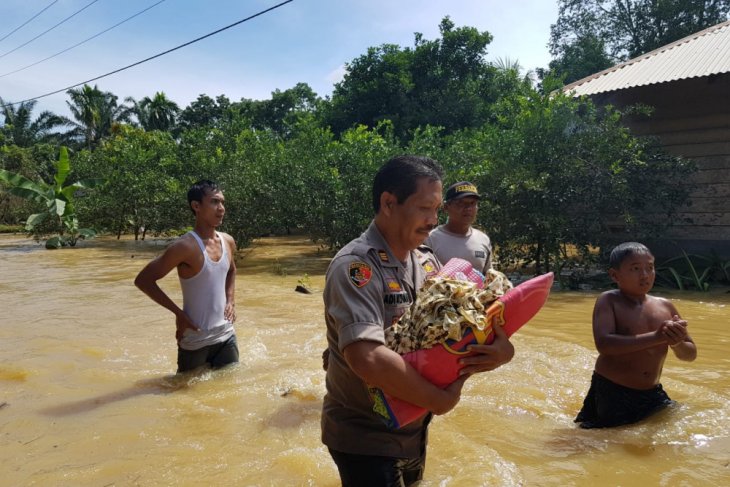 Polsek Besitang evakuasi warga terdampak banjir