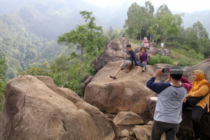 Wisata Bukit Watu Lawang