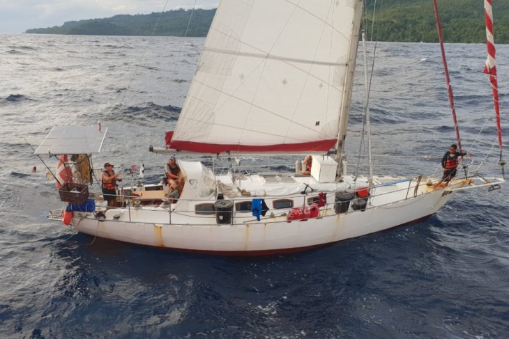 Kapal layar berpenumpang warga asing berdokumen lengkap