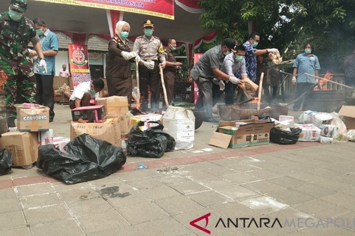 Kejari Karawang musnahkan sejumlah senpi dan senjata tajam