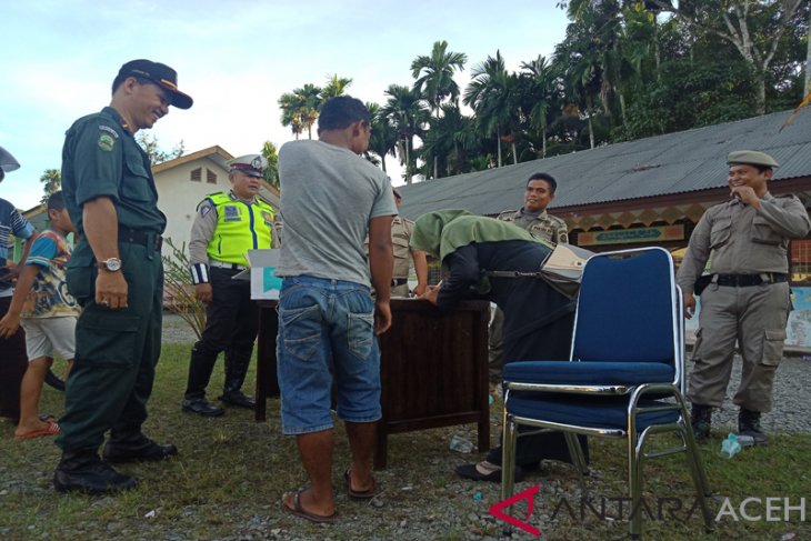 Tim gabungan jaring belasan pemakai busana tak Islami di Aceh Barat