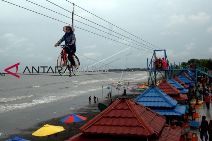 Menikmati pemandangan dari udara dengan kereta gantung Ngong Ping