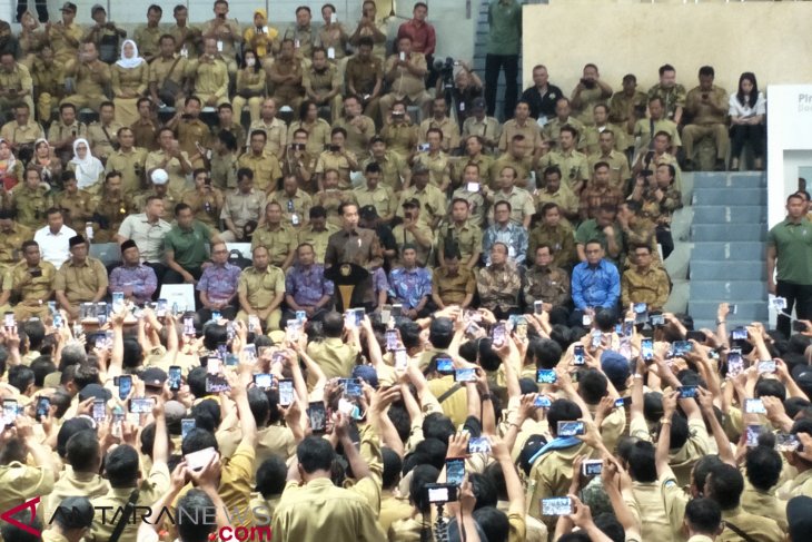 Presiden temui perangkat desa di Istora