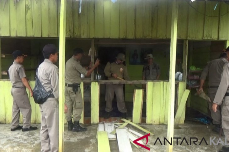 Satpol PP Paser Bongkar Bangunan Prostitusi Terselubung