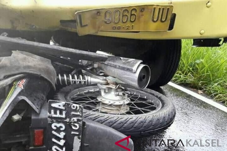 Dua siswi SMP tabrak minibus, satu tewas, satu luka berat