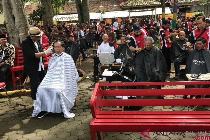 Presiden Jokowi cukur massal bareng pejabatnya di Situ Bagendit