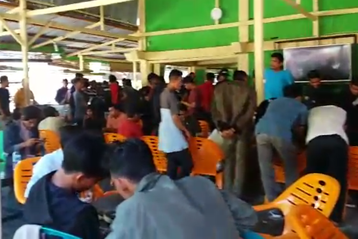 Pemuda beramai-ramai Ikut