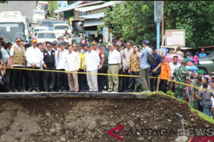 Wapres Jusuf Kalla tinjau jembatan putus di Gowa